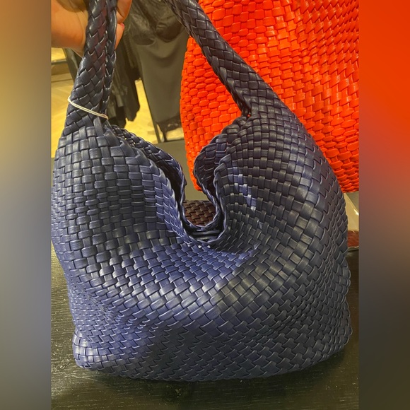 Vegan leather woven intrecciato hobo bag - Picture 5 of 7